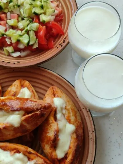 Turkse pide met Ayran
