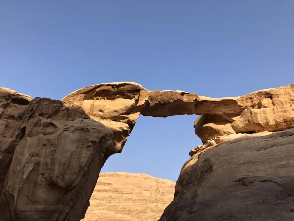 Een rotsbrug in de Wadi Rum woestijn