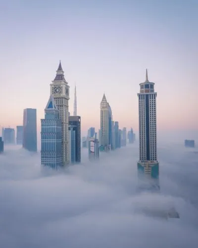 Dubai in de wolken