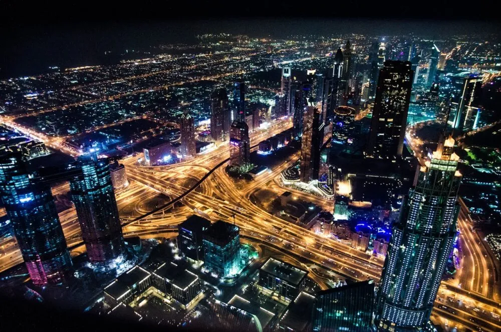 Snelweg van Dubai verlicht in het donker