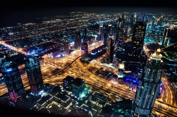 Snelweg van Dubai verlicht in het donker