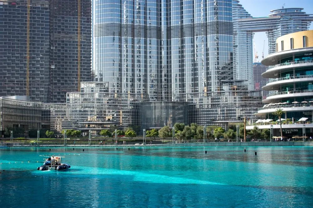 Bootje in het water aan de voet van de Burj Khalifa Dubai