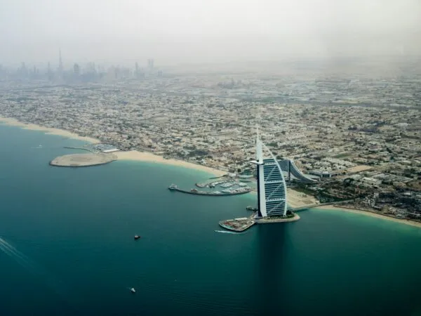 Burj Al Arab in Dubai met zee