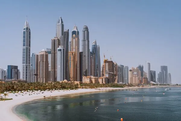 De skyline van Dubai met de zee