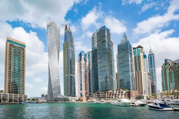 Een deel van de skyline van Dubai met water