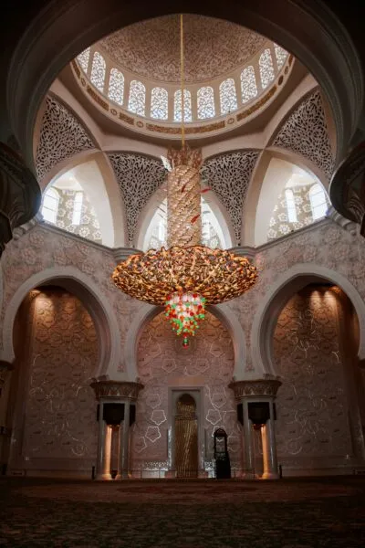 De binnenkant van de Sheikh Zayeed moskee in Abu Dhabi