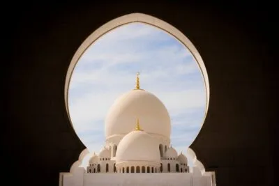 Een doorkijkje naar de Sheikh Zayed Moskee in Abu Dhabi