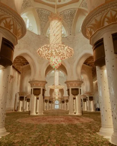 De binnenkant van de Sheikh Zayed Grand Mosque in Abu Dhabi