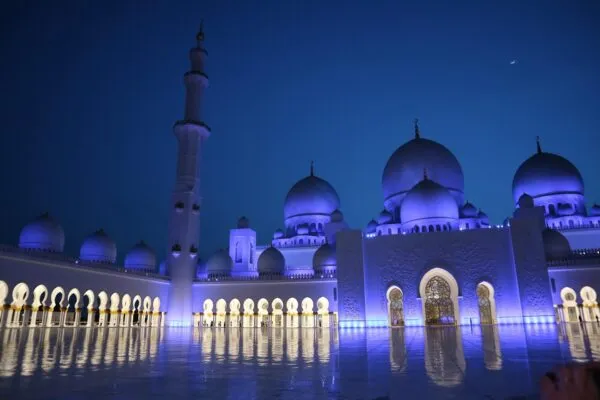 De Sjeik Zayed moskee verlicht in het paars in Abu Dhabi