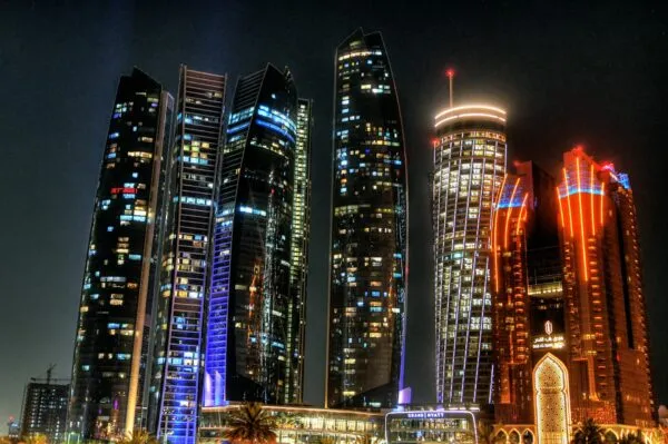 De verlichte skyline van Abu Dhabi in het donker