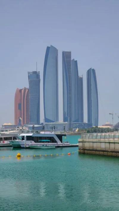 De skyline van Abu Dhabi vanaf een afstand