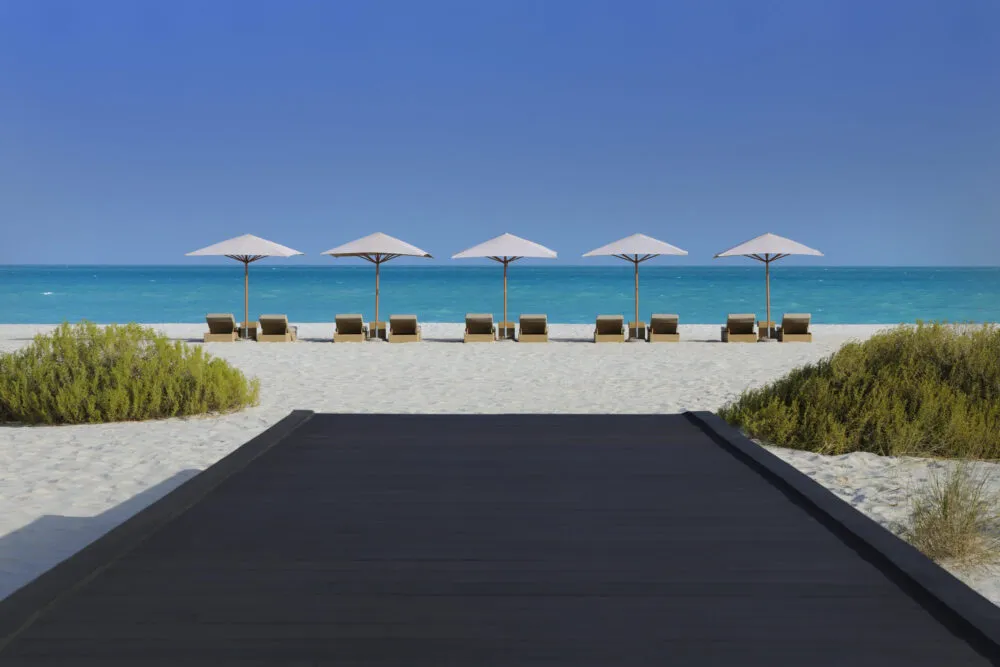 Abu Dhabi strand met bedjes