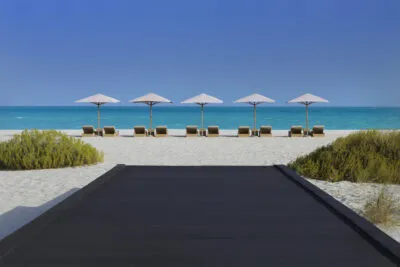 Abu Dhabi strand met bedjes