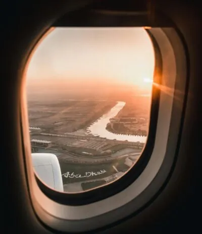Abu Dhabi door een vliegtuigraam