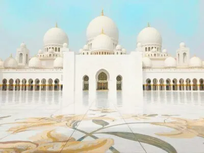 De voorkant van de Sheik Zayed moskee in Abu Dhabi