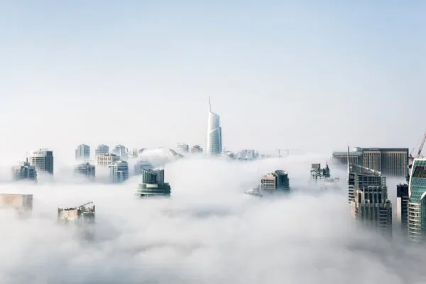 Dubai in de wolken