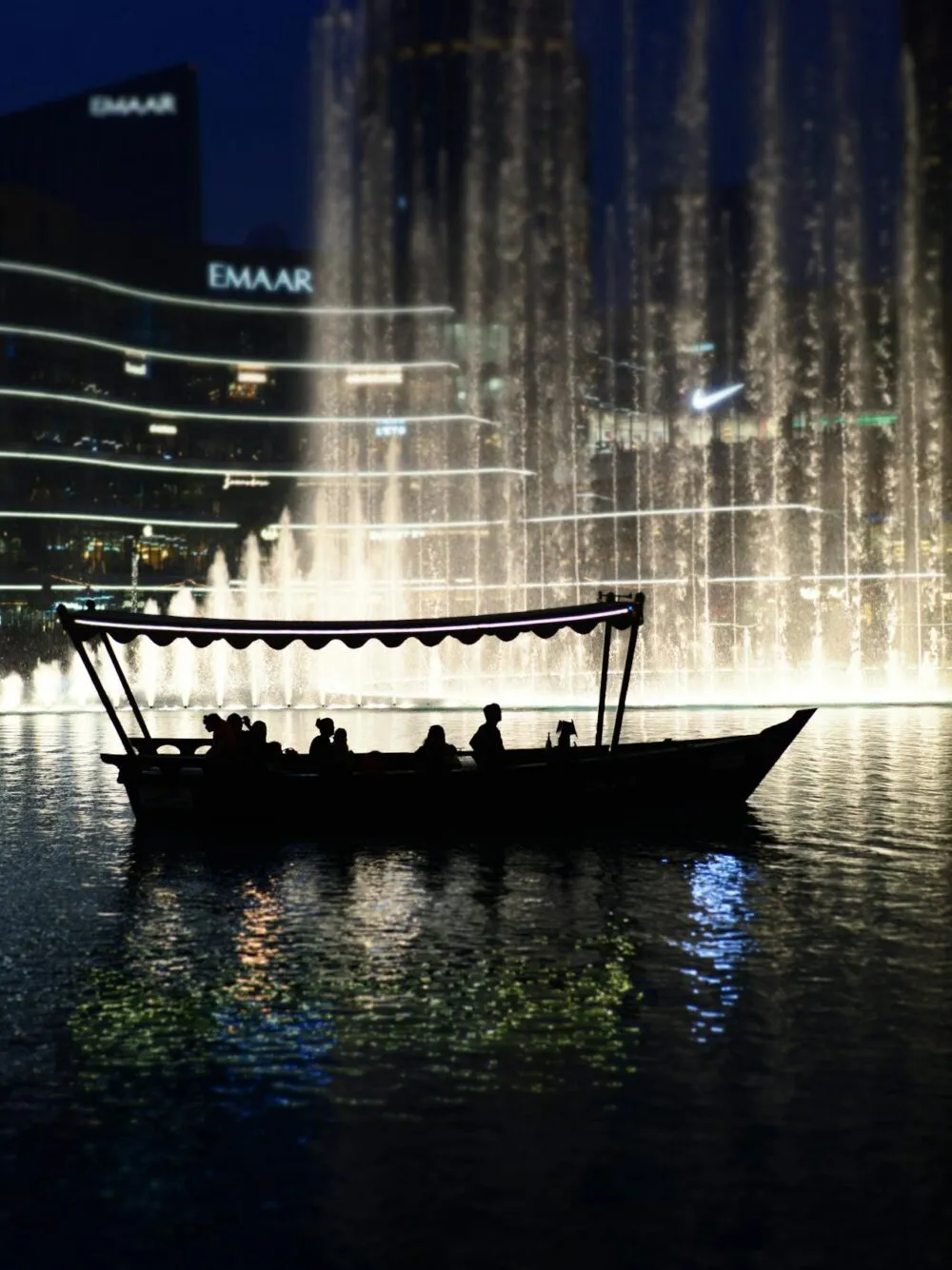 Boot in het water in Dubai