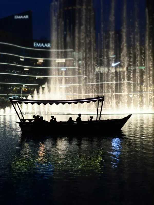 Boot in het water in Dubai