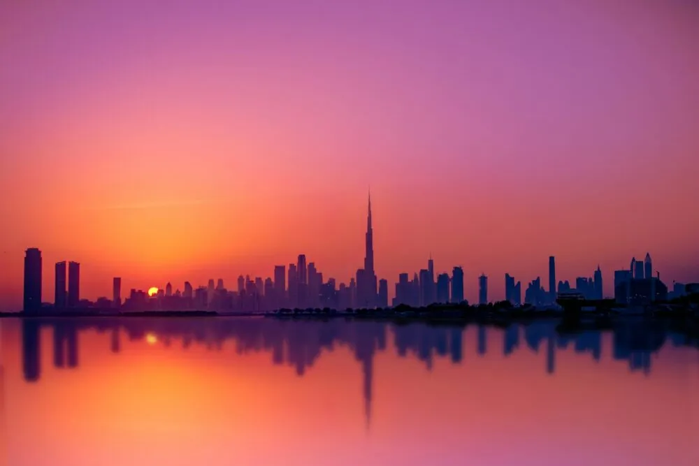 Skyline van Dubai met zonsopkomst