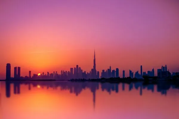Skyline van Dubai met zonsopkomst