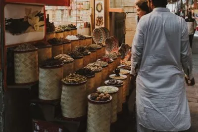 Een soek in Dubai waar mensen staan te kijken naar kruiden