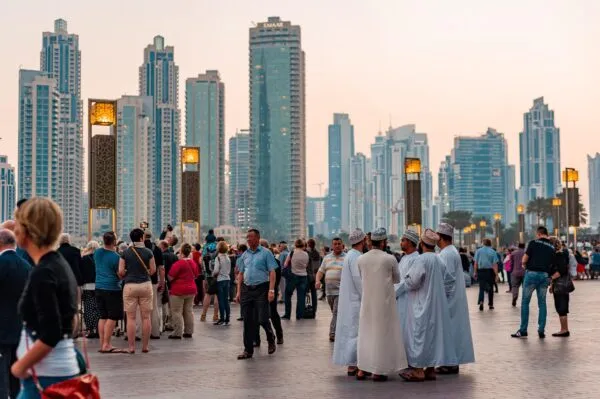 Personen in Dubai die met elkaar aan het praten zijn