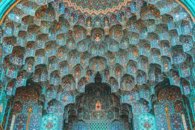 Rijk versierde dak van een moskee in Isfahan Iran