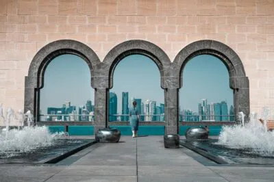 Een doorkijkje op de skyline van Doha in Qatar