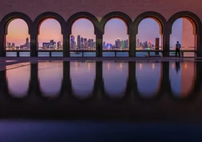 Doha Museum of Islamitische kunst. Uitzicht op de skyline bij zonsondergang