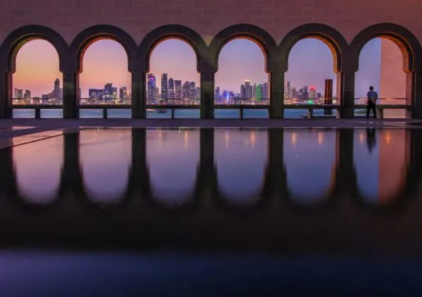 Doha Museum of Islamitische kunst. Uitzicht op de skyline bij zonsondergang