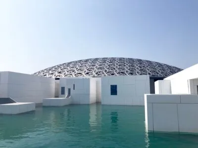 Buitenkant van het Louvre Abu Dhabi