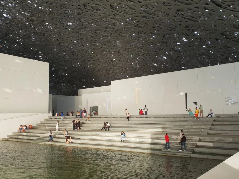 Binnenkant van het Louvre in Abu Dhabi