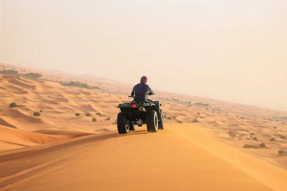 Quad in de woestijn van Abu Dhabi