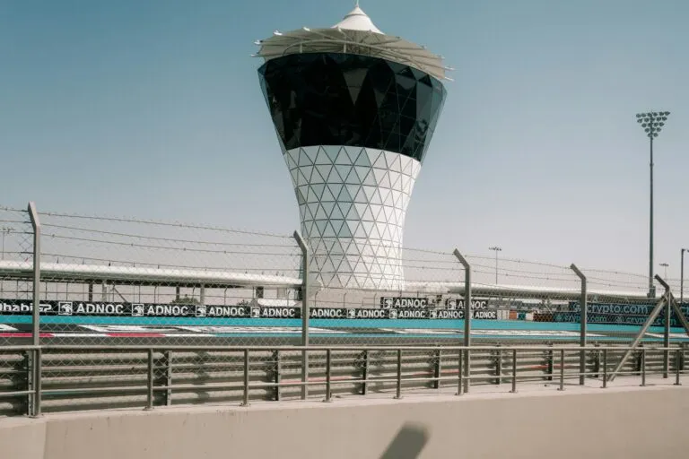 Yas Marina circuit toren in de Emiraten
