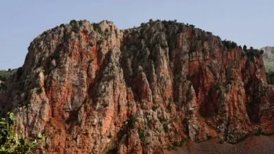 Rode kalksteen canyon in Noravank Armenïe