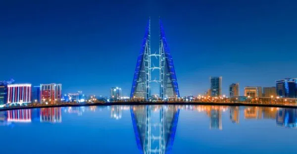 Wolkenkrabber in de avond in Manama Bahrein