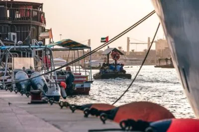 Boten in het water in Dubai