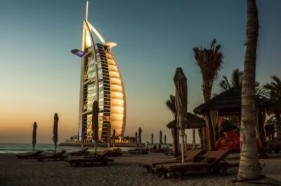 Burj al Arab in het donker verlicht in Dubai