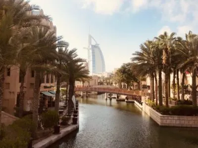 Uitzicht op de burj al Arab in Dubai