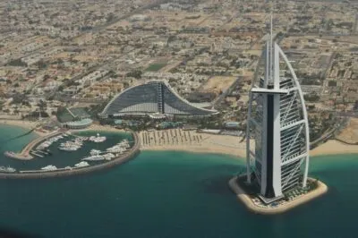 Luchtfoto van de Burj al Arab in Dubai