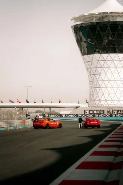 Toren autos Yas Marina Circuit in de Emiraten