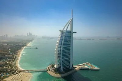 Een luchtfoto van de Burg al arab in Dubai