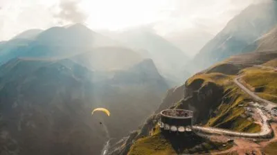 Paragliden boven de bergtoppen in Georgië