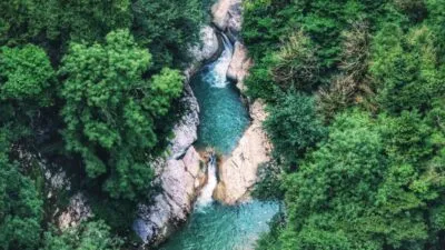 Okatse canyon rivier met watervallen in Georgïe