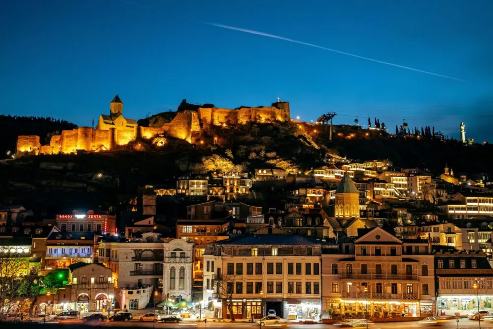 Narikala Fort bij nacht in Tbilsi Georgië