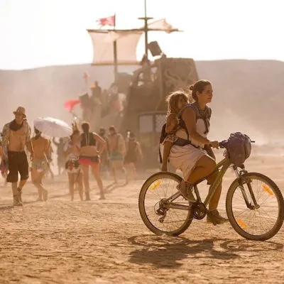 Midburn festival met fietsende mensen in Israël