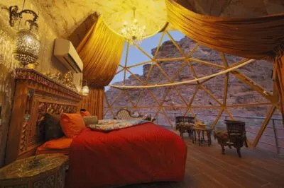 De binnenkant van een kamer van het Memories Aicha Luxury camp in Jordanië