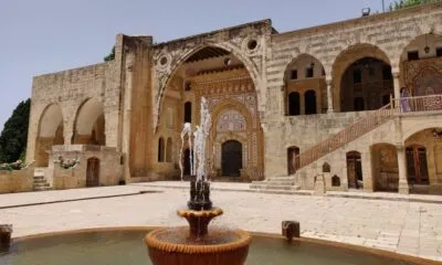 Voorkant van het Beit Ed Dine paleis in Libanon