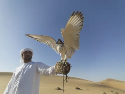 Een man met een roofvogel op zijn hand