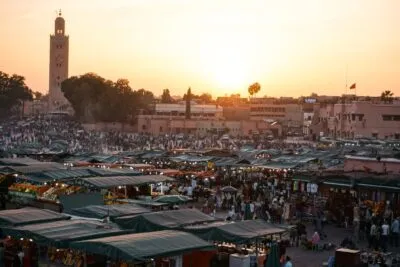 Drukte op de markt in Marrakech Marokko